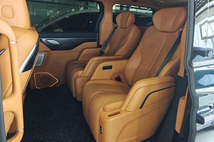Used Wey Gaoshan 2023 Four-Wheel-Drive Executive Extended Version Interior 2