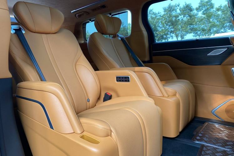 Used Wey Gaoshan 2023 Four-Wheel-Drive Executive Extended Version Interior 2