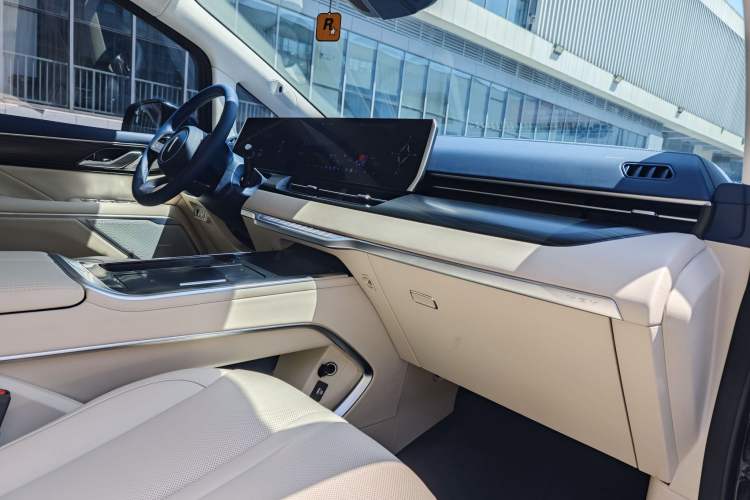 Used Wey Gaoshan 2023 Four-Wheel-Drive Executive Extended Version Interior 6