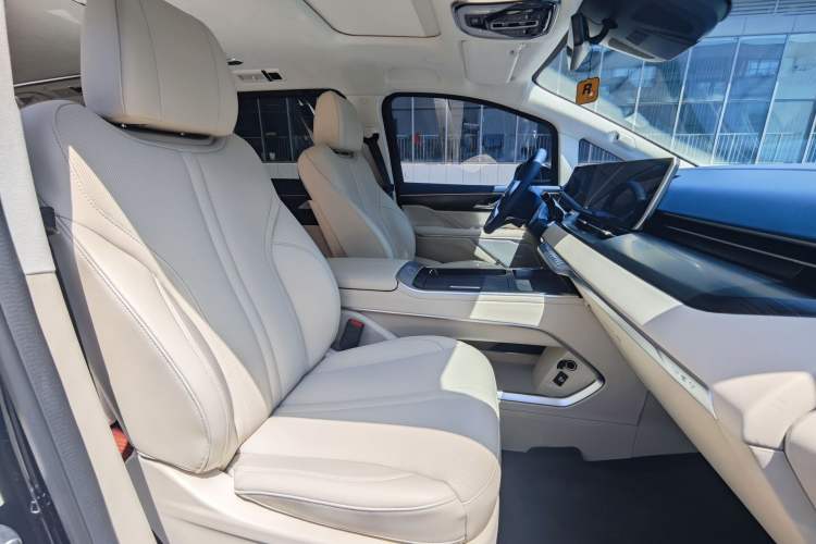 Used Wey Gaoshan 2023 Four-Wheel-Drive Executive Extended Version Interior 7