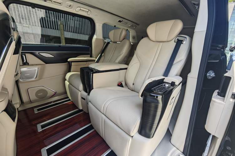 Used Wey Gaoshan 2023 Four-Wheel-Drive Executive Extended Version Interior 8