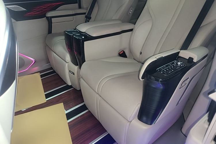 Used Wey Gaoshan 2023 Four-Wheel-Drive Executive Extended Version Left Rear Seat