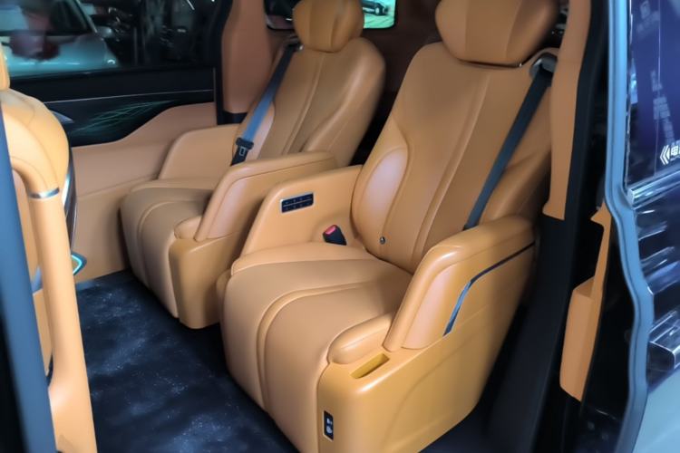 Used Wey Gaoshan 2023 Four-Wheel-Drive Executive Extended Version Left Rear Seat