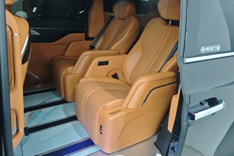 Used Wey Gaoshan 2023 Four-Wheel-Drive Executive Extended Version Left Rear Seat