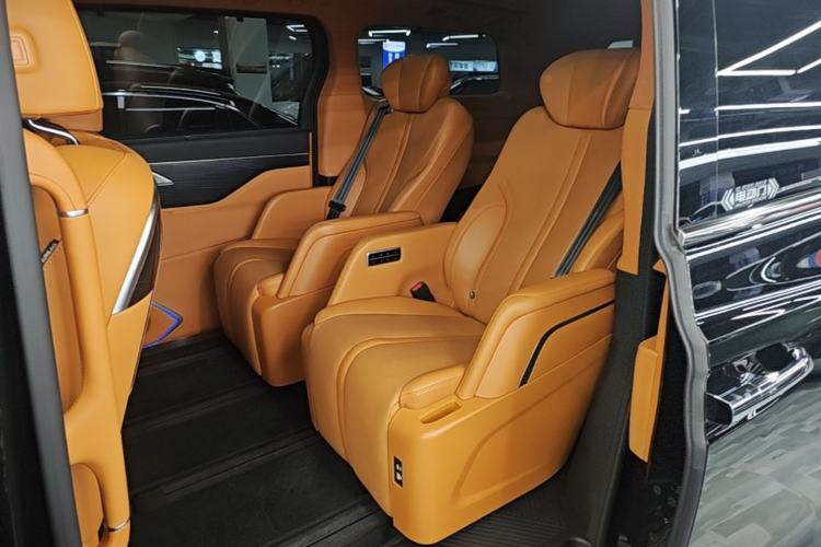 Used Wey Gaoshan 2023 Four-Wheel-Drive Executive Extended Version Left Rear Seat