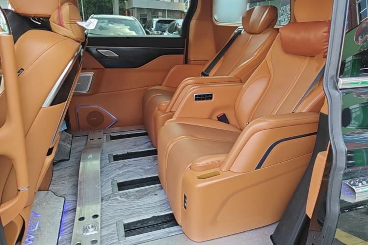 Used Wey Gaoshan 2023 Four-Wheel-Drive Executive Extended Version Left Rear Seat