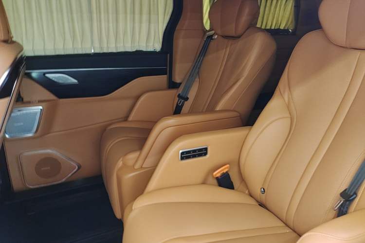 Used Wey Gaoshan 2023 Four-Wheel-Drive Executive Extended Version Left Rear Seat