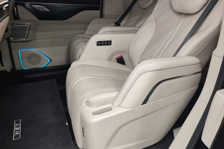 Used Wey Gaoshan 2023 Four-Wheel-Drive Executive Extended Version Left Rear Seat