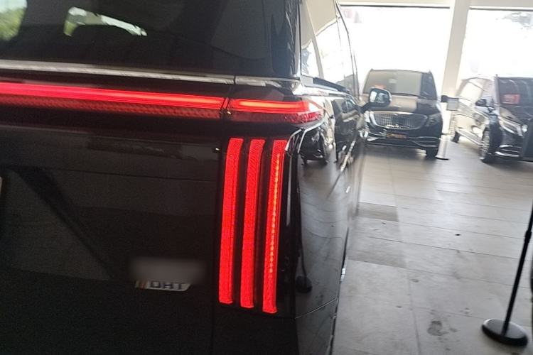 Used Wey Gaoshan 2023 Four-Wheel Drive Flagship Edition Right Rear Taillight