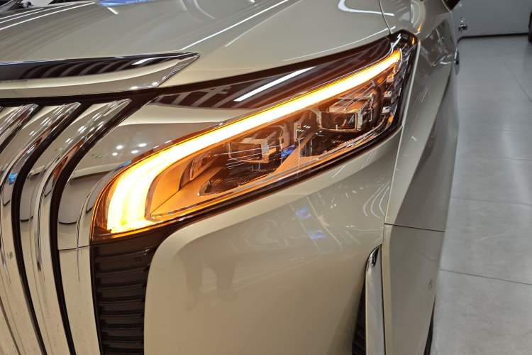 Used Wey Gaoshan 2023 Four-Wheel Drive Flagship Edition Left Front Headlight