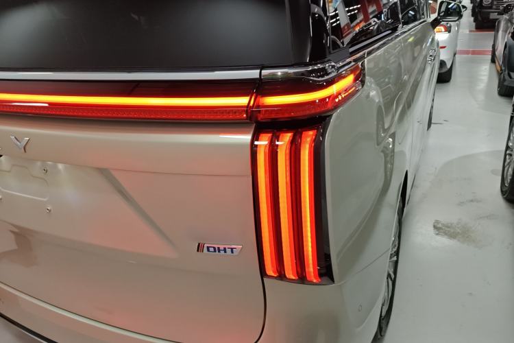 Used Wey Gaoshan 2023 Four-Wheel Drive Flagship Edition Right Rear Taillight