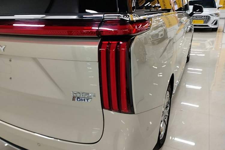 Used Wey Gaoshan 2023 Four-Wheel Drive Flagship Edition Right Rear Taillight