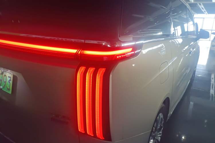 Used Wey Gaoshan 2023 Four-Wheel Drive Flagship Edition Right Rear Taillight