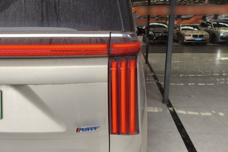 Used Wey Gaoshan 2023 Four-Wheel Drive Flagship Edition Right Rear Taillight