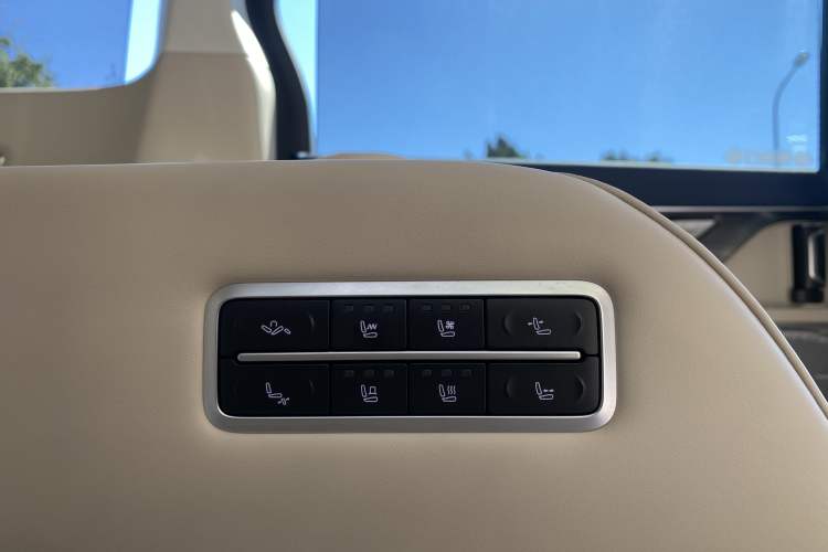 Used Wey Gaoshan 2023 Four-Wheel-Drive Executive Extended Version Interior 2