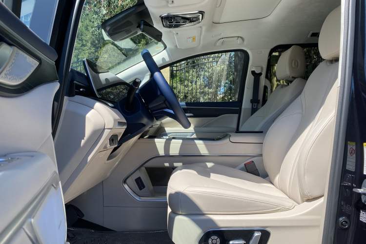 Used Wey Gaoshan 2023 Four-Wheel-Drive Executive Extended Version Interior 8