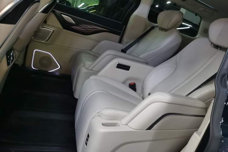 Used Wey Gaoshan 2023 Four-Wheel-Drive Executive Extended Version Left Rear Seat