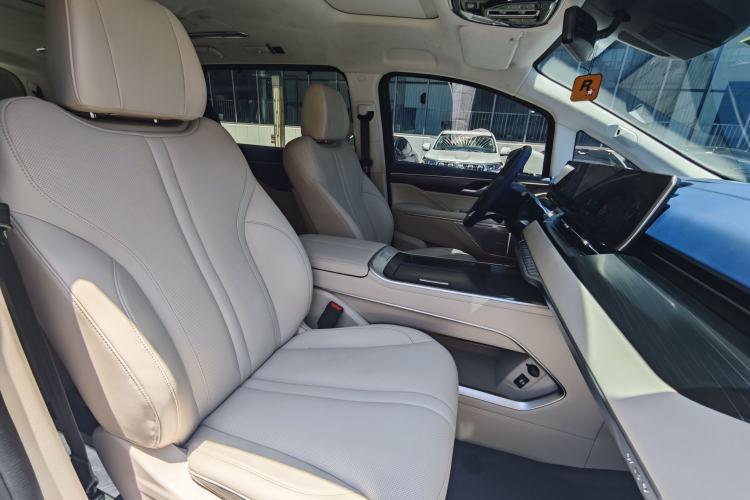 Used Wey Gaoshan 2023 Four-Wheel-Drive Executive Extended Version Interior 11