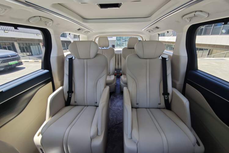 Used Wey Gaoshan 2023 Four-Wheel-Drive Executive Extended Version Interior 4