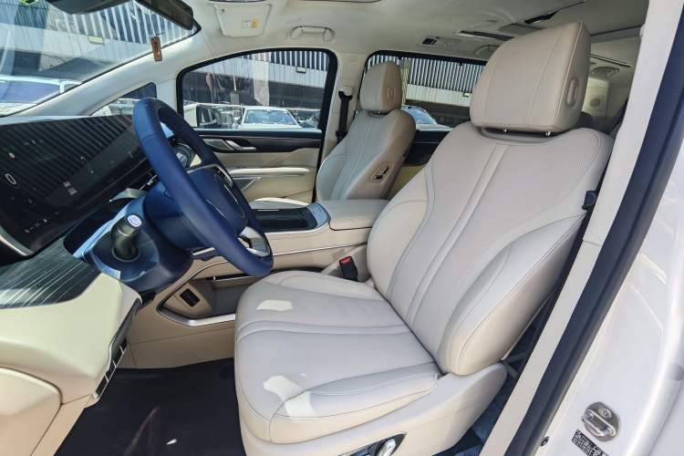 Used Wey Gaoshan 2023 Four-Wheel-Drive Executive Extended Version Interior 7