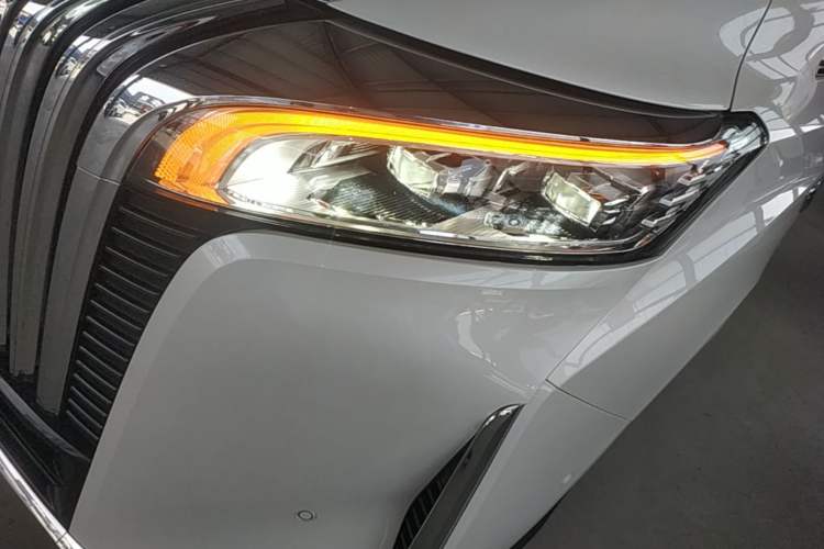 Used Wey Gaoshan 2023 Four-Wheel Drive Flagship Edition Left Front Headlight