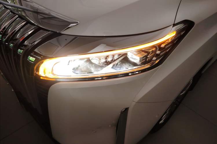 Used Wey Gaoshan 2023 Four-Wheel Drive Flagship Edition Left Front Headlight