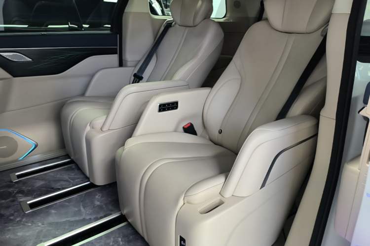 Used Wey Gaoshan 2023 Four-Wheel-Drive Executive Extended Version Left Rear Seat