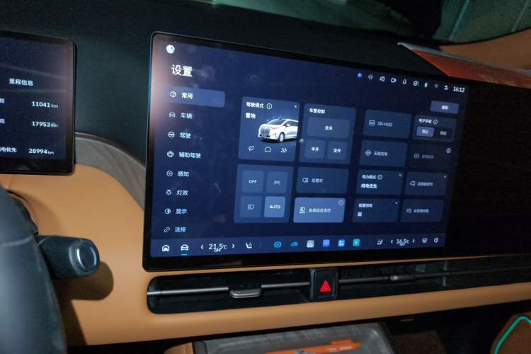 Used Wey Gaoshan 2025 Four-Wheel Drive Alpine 8 Audio And AC Panel