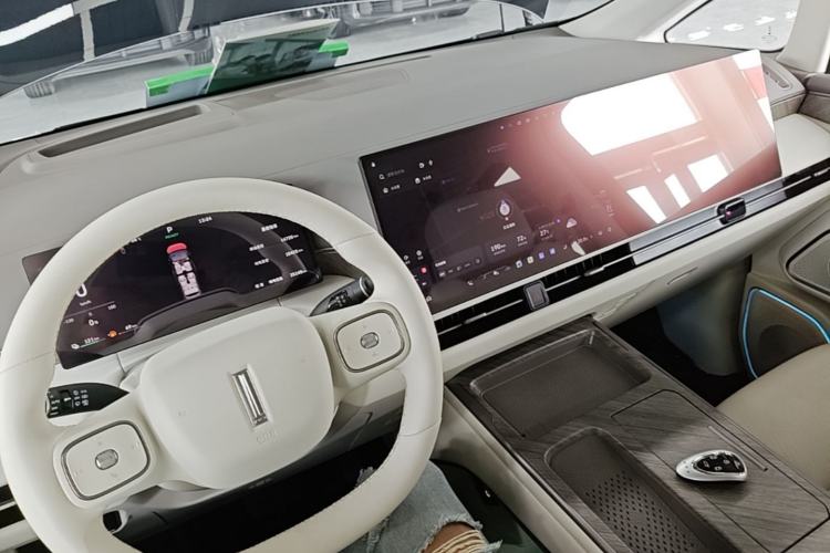 Used Wey Gaoshan 2025 Four-Wheel Drive Alpine 8 Center Console