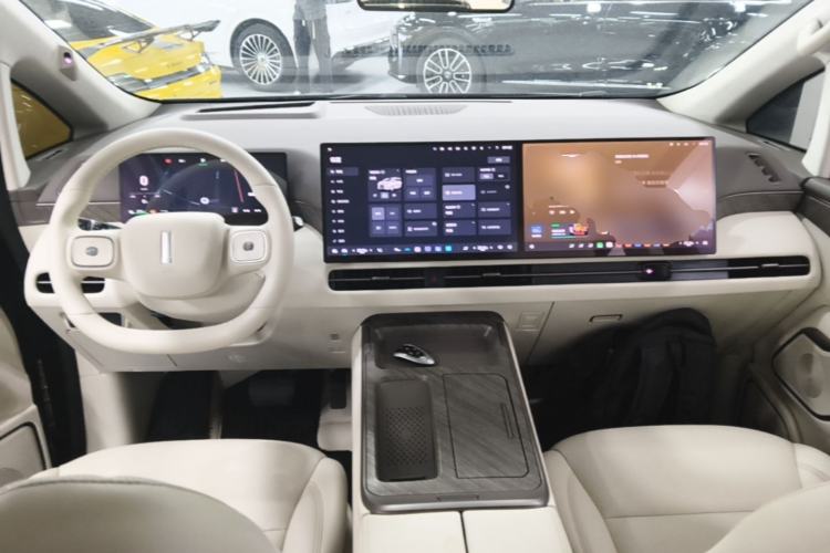 Used Wey Gaoshan 2025 Four-Wheel Drive Alpine 8 Center Console