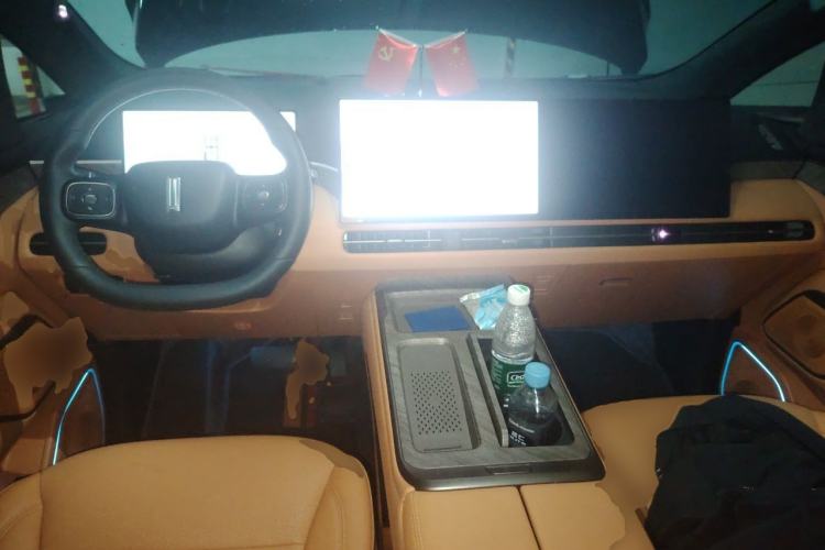 Used Wey Gaoshan 2025 Four-Wheel Drive Alpine 8 Center Console