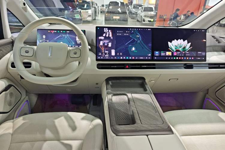 Used Wey Gaoshan 2025 Four-Wheel Drive Alpine 8 Center Console