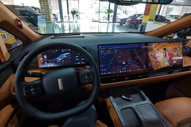 Used Wey Gaoshan 2025 Four-Wheel Drive Alpine 8 Center Console
