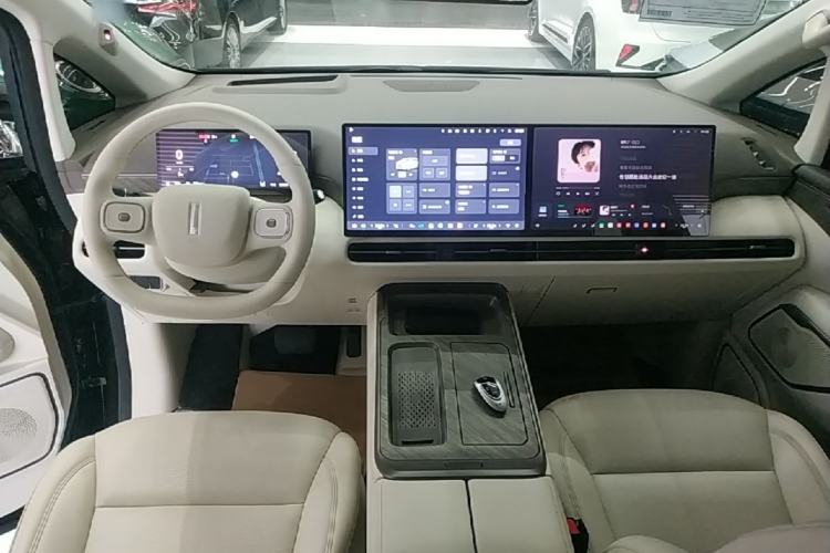 Used Wey Gaoshan 2025 Four-Wheel Drive Alpine 8 Center Console