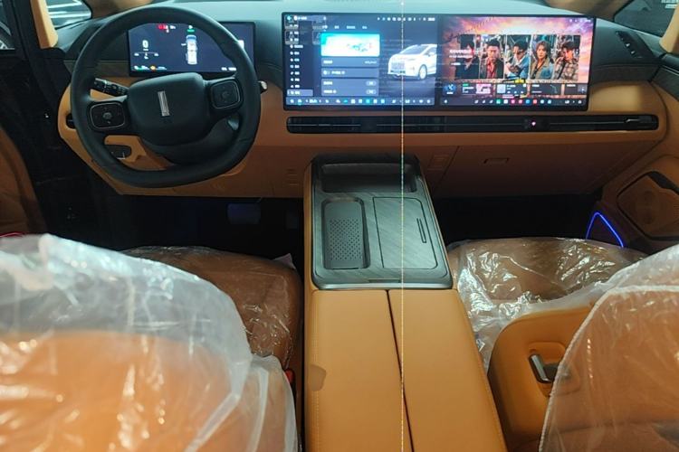 Used Wey Gaoshan 2025 Four-Wheel Drive Alpine 8 Center Console