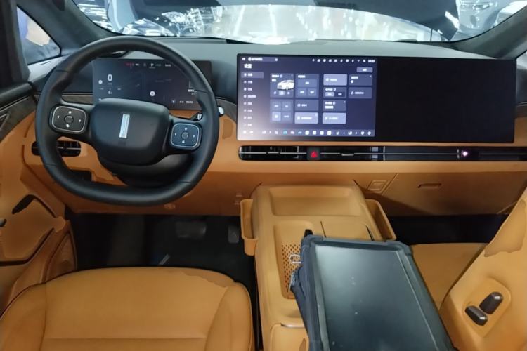 Used Wey Gaoshan 2025 Four-Wheel Drive Alpine 8 Center Console