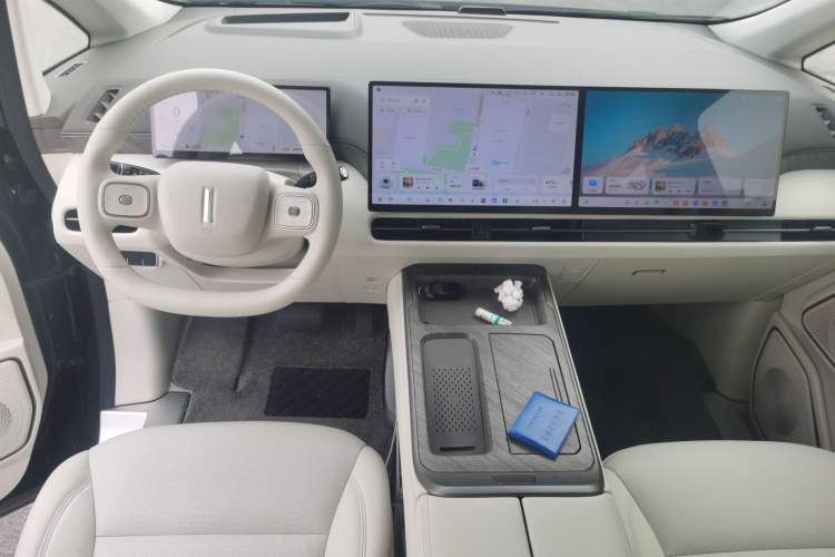 Used Wey Gaoshan 2025 Four-Wheel Drive Alpine 8 Center Console