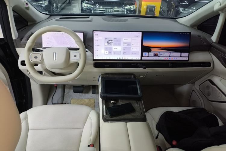 Used Wey Gaoshan 2025 Four-Wheel Drive Alpine 8 Center Console