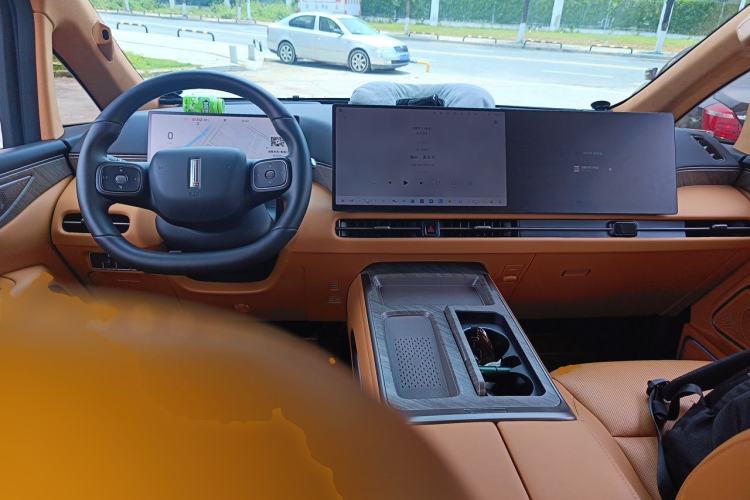 Used Wey Gaoshan 2025 Four-Wheel Drive Alpine 8 Center Console