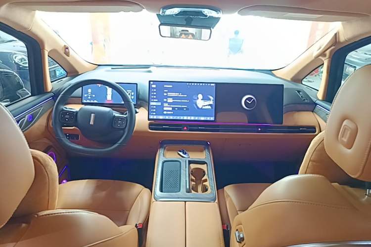Used Wey Gaoshan 2025 Four-Wheel Drive Alpine 8 Center Console