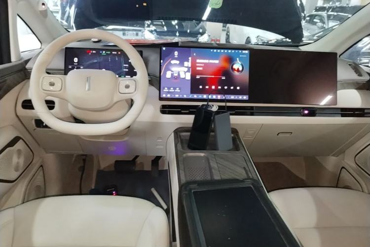 Used Wey Gaoshan 2025 Four-Wheel Drive Alpine 8 Center Console
