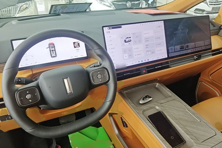 Used Wey Gaoshan 2025 Four-Wheel Drive Alpine 8 Center Console