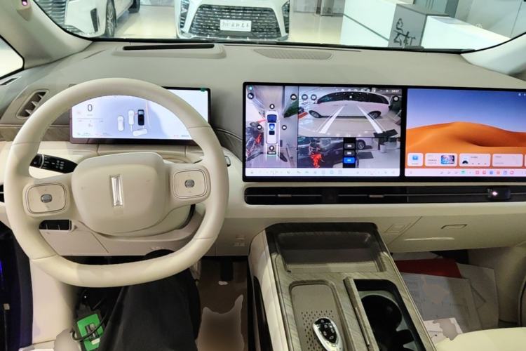 Used Wey Gaoshan 2025 Four-Wheel Drive Alpine 8 Center Console