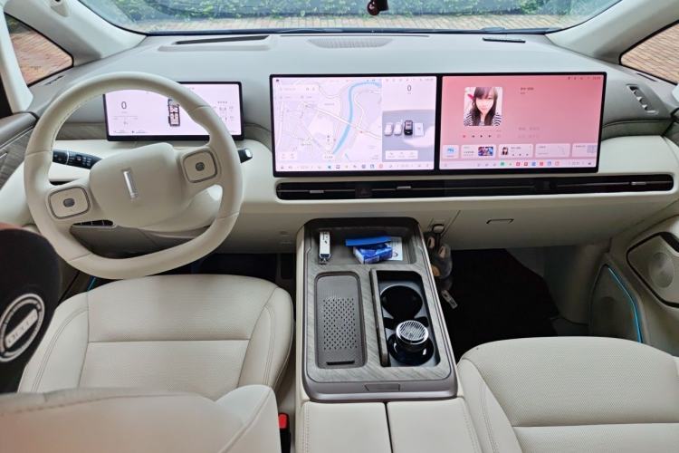 Used Wey Gaoshan 2025 Four-Wheel Drive Alpine 8 Center Console