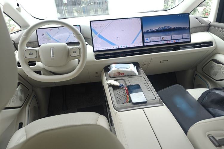Used Wey Gaoshan 2025 Four-Wheel Drive Alpine 8 Center Console