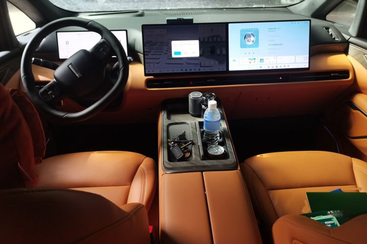 Used Wey Gaoshan 2025 Four-Wheel Drive Alpine 8 Center Console