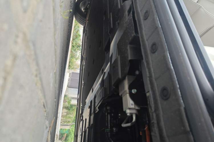 Used Wey Gaoshan 2025 Four-Wheel Drive Alpine 8 Chassis Rear Left