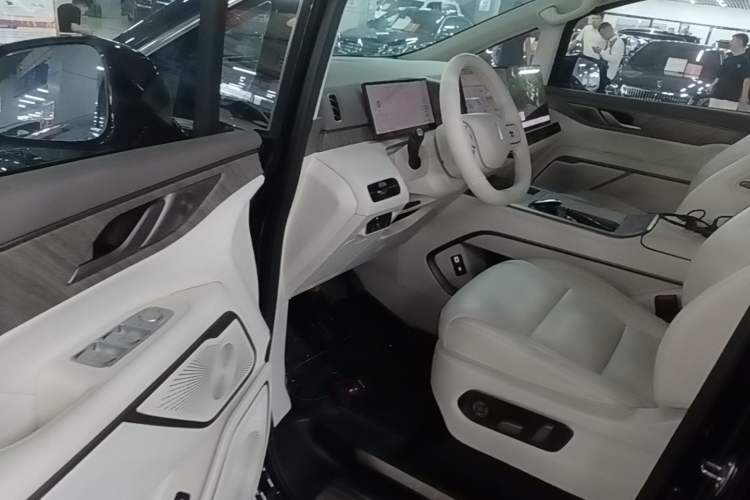 Used Wey Gaoshan 2025 Four-Wheel Drive Alpine 9 Driver Seat