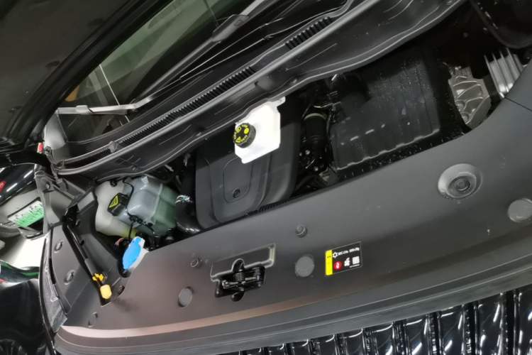 Used Wey Gaoshan 2025 Four-Wheel Drive Alpine 8 Engine Bay