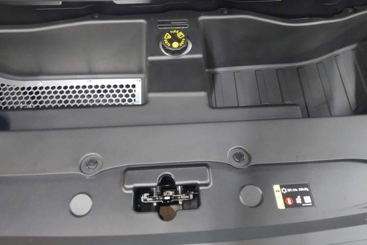 Used Wey Gaoshan 2025 Four-Wheel Drive Alpine 8 Engine Bay
